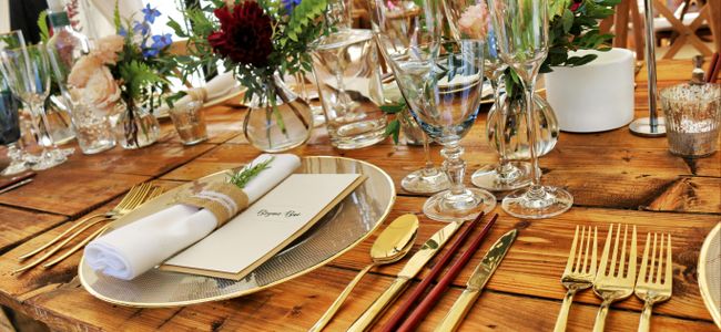 festlich gedeckter Tisch für ein 4-Gänge Menü