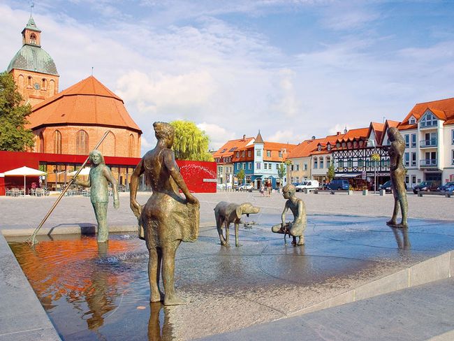 Marktplatz mit Blick auf die St.-Marien-Kirche | © Stadt Ribnitz-Damgarten