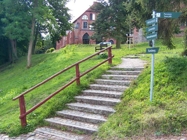 An der Kirche startet der Rundweg zur Halbinsel Stangen | © mvp.de - JP 