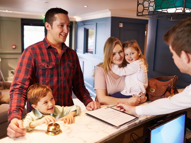 Familie checkt ein | ©  Monkey Business - stock.adobe.com