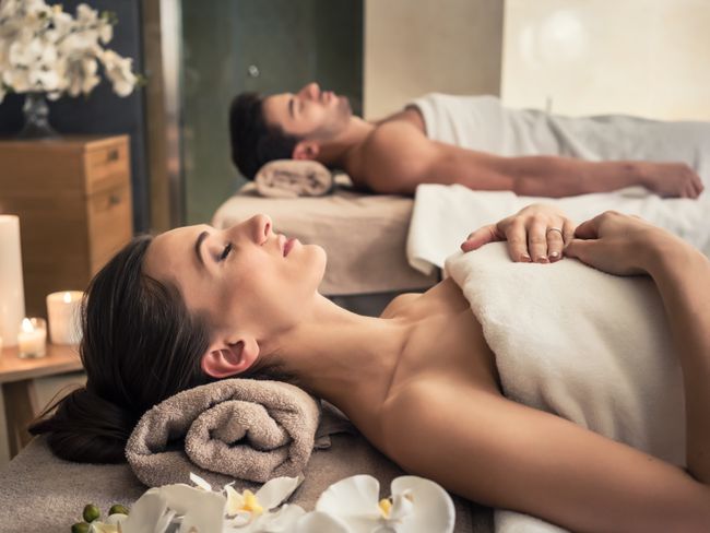 Wellness-Massagen in erholsamer Umgebung | © Kzenon - stock.adobe.com