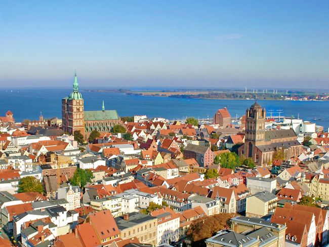 Stralsund mit der Sankt-Nikolai-Kirche | © Manuel Schönfeld - stock.adobe.com
