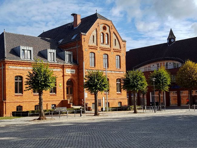 Altstadt und Marktplatz Lübz | mvp.de | Rathaus und Marktplatz Lübz