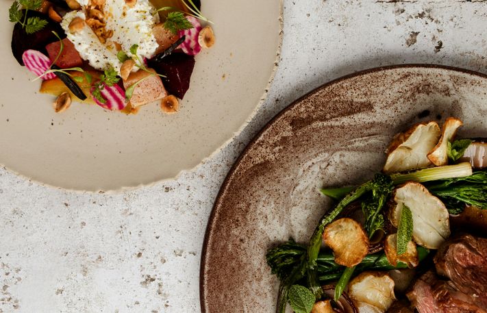 2 Gerichte auf Tellern angerichtet