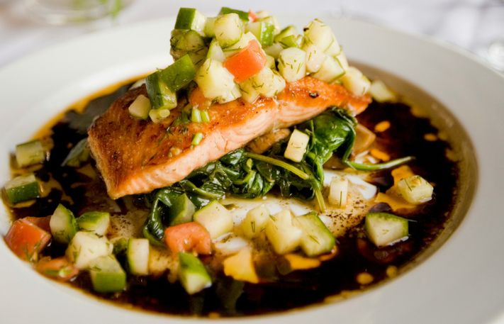 Fischgericht mit Spinat angerichtet