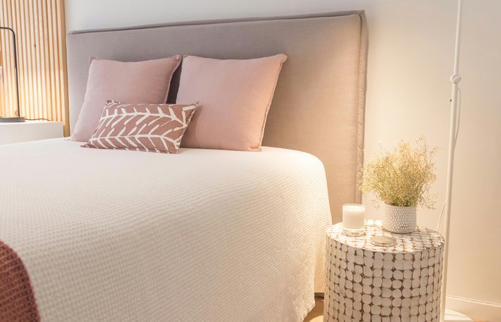 Doppelbett mit rosa Kissen