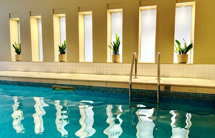 Indoorpool in gelbes Licht getaucht