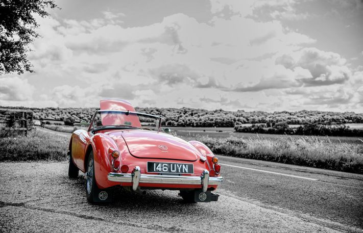 roter Oldtimer mit Autopanne auf der Landstraße