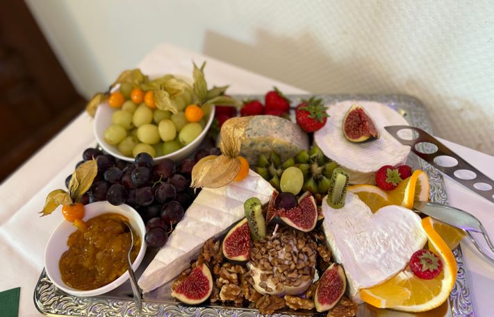 Käseplatte mit Feigen, Trauben und Nüssen