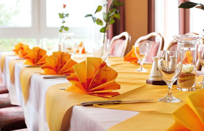 in Orangetönen gedeckte Tafel