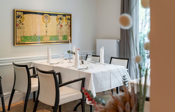 eingedeckter Tisch für 4 Personen im Restaurant Strandauster