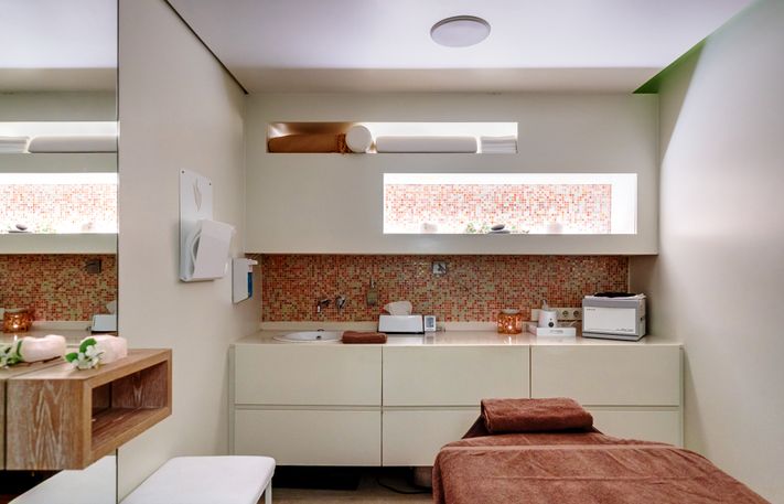 Massageraum in weiß und Naturtönen gehalten