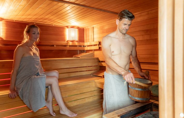 2 Personen in der Sauna
