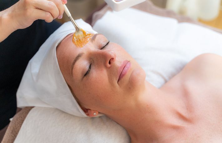 Eine Frau bekommt eine Kosmetikbehandlung mit Manukahonig