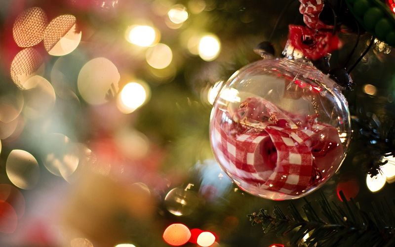 Weihnachtstimmung mit Weihnachtskugel