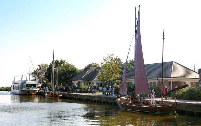 Boote an der Uferpromenade