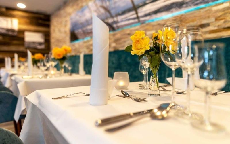 Hotel Blinkfüer - gedeckter Tisch im Restaurant