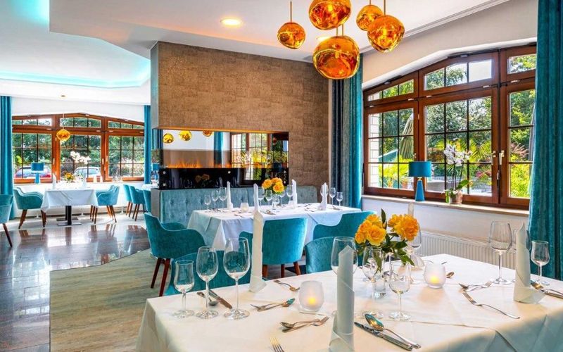 Hotel Blinkfüer - Restaurant mit eingedeckten Tischen