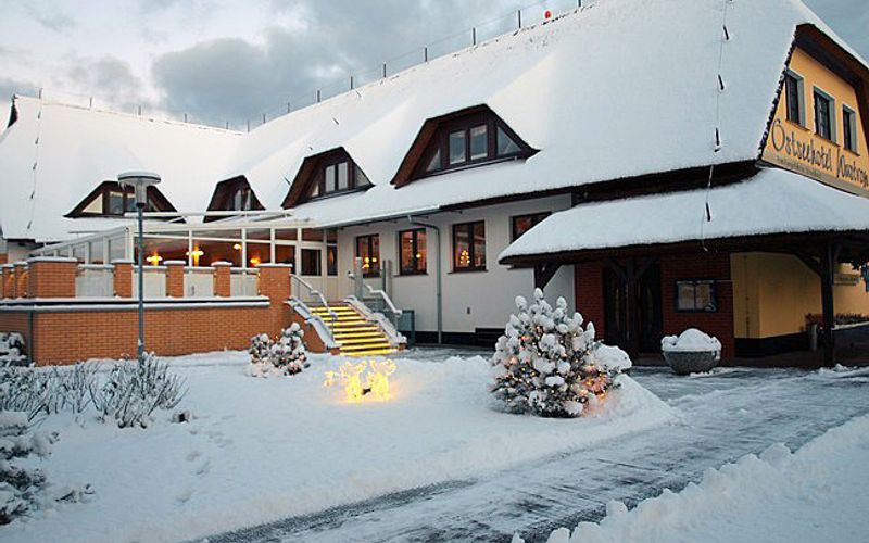 Außenansicht des Hotels im Winter