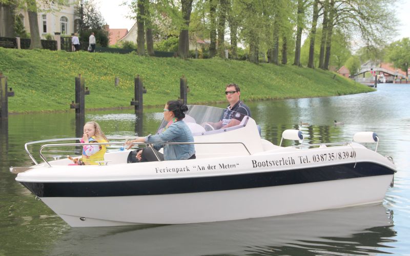 Familienausflug mit einem Boot