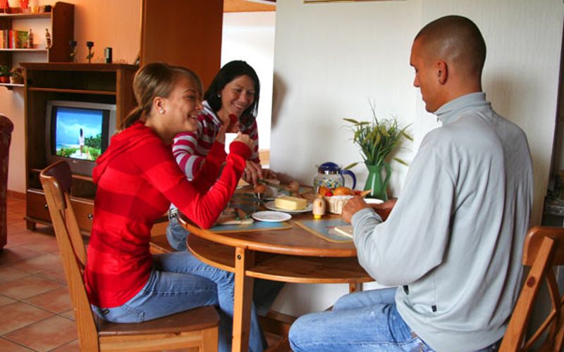 Frühstücken in einem Appartement