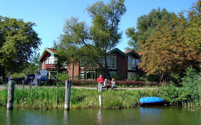 Außenansicht der Anlage vom Wasser aus gesehen