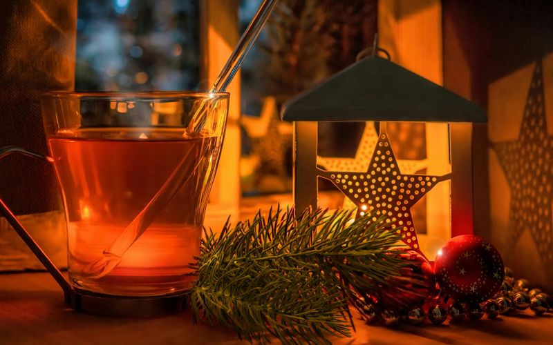 Nahaufnahme Tee im Teeglas und Weihnachtsdeko