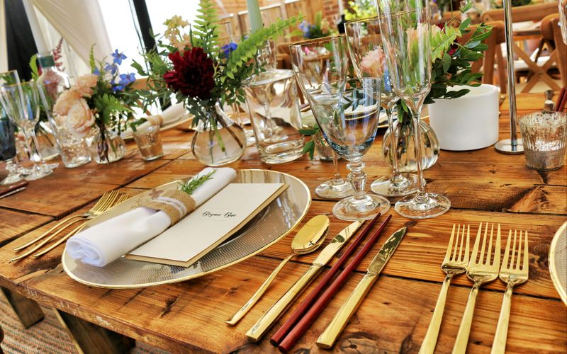 festlich gedeckter Tisch für ein 4-Gänge Menü