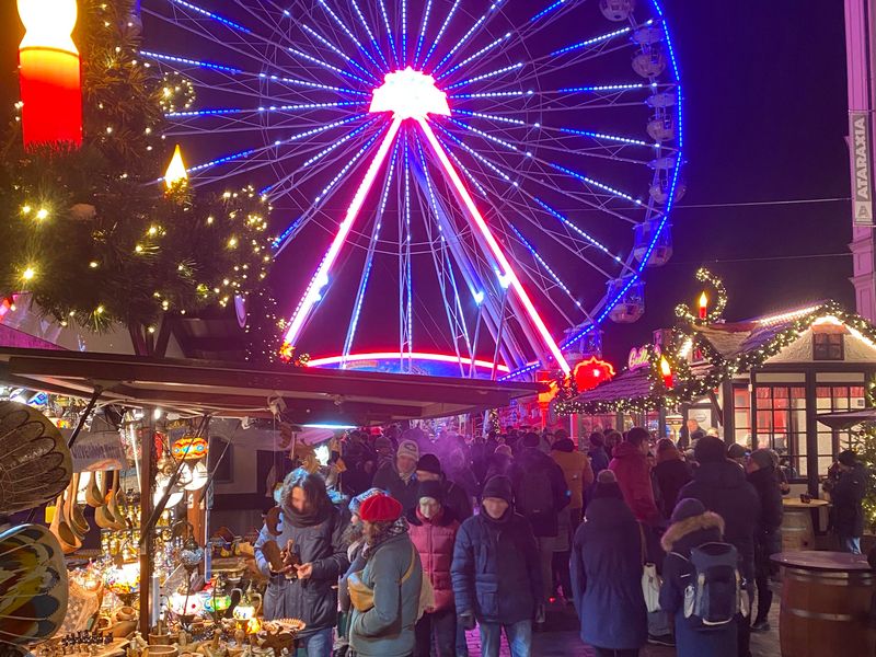 Schweriner Weihnachtsmarkt - Blick auf das Riesenrad | © mvp.de