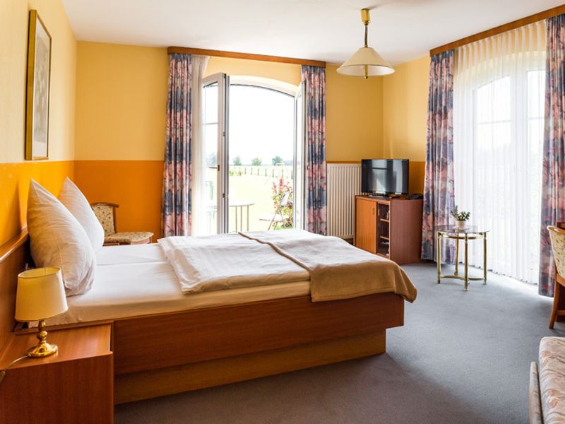 modern eingerichtes Doppelzimmer