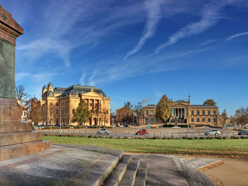 Alter Garten Schwerin mit Staatstheater (l.) und staatlichem Museum (r.)