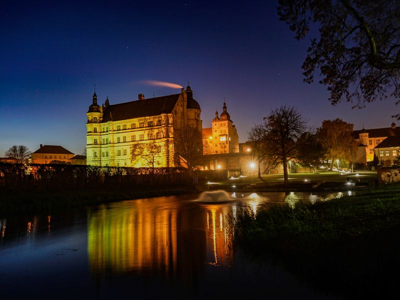 Schloss in der Nacht | © Volker - stock.adobe.com