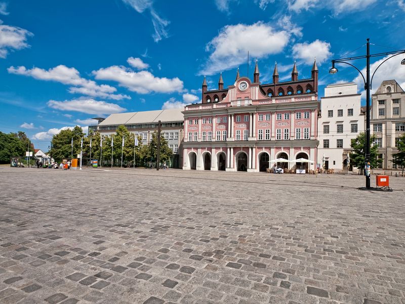 Der Neue Markt mit Rathaus in Rostock | © Rico Ködder - stock.adobe.com