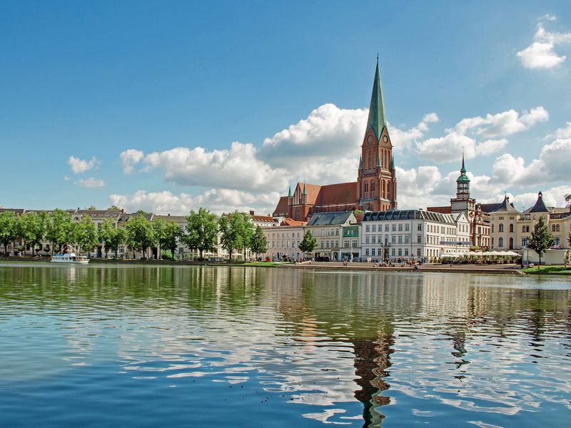 Schwerin - Pfaffenteich mit Blick auf den Dom | © nordenfan   - stock.adobe.com