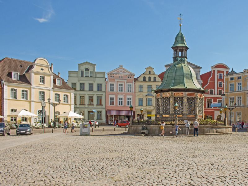 Wismar Marktplatz mit Brunnen | © nordenfan - stock.adobe.com