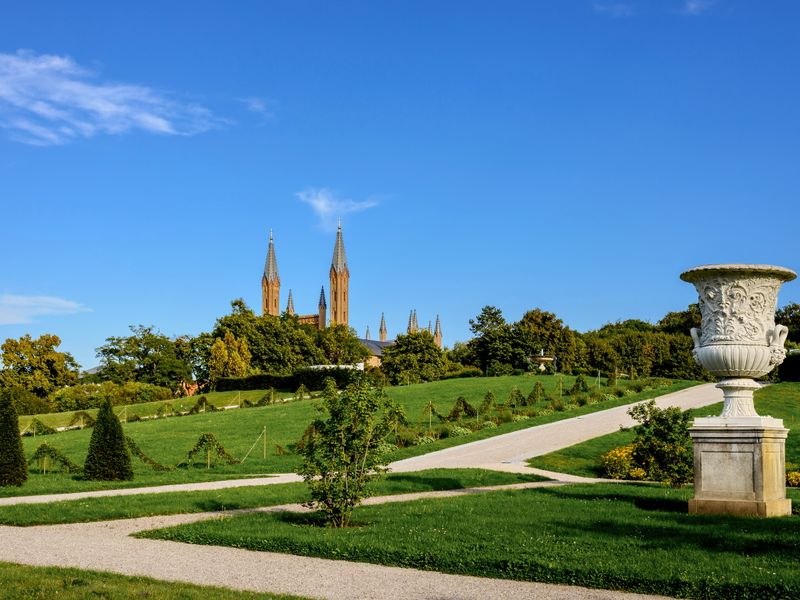 Terrassen im Schlossgarten von Neustrelitz | © ebenart - stock.adobe.com