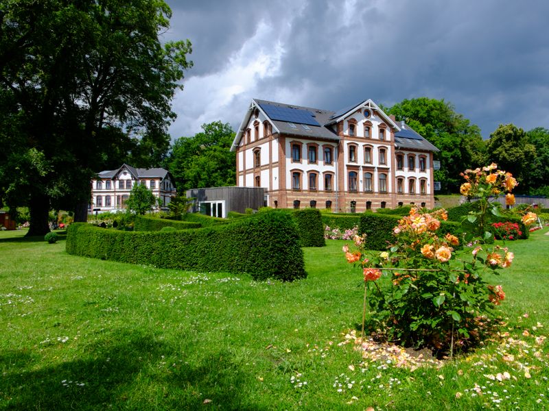 Schaugarten und Hotel am Tiefwarensee in Waren Müritz | © dina - stock.adobe.com