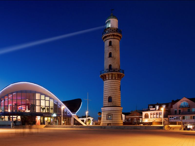 Blaue Stunde Warnemünde / Leuchtturm  | © Christopher Klein - stock.adobe.com