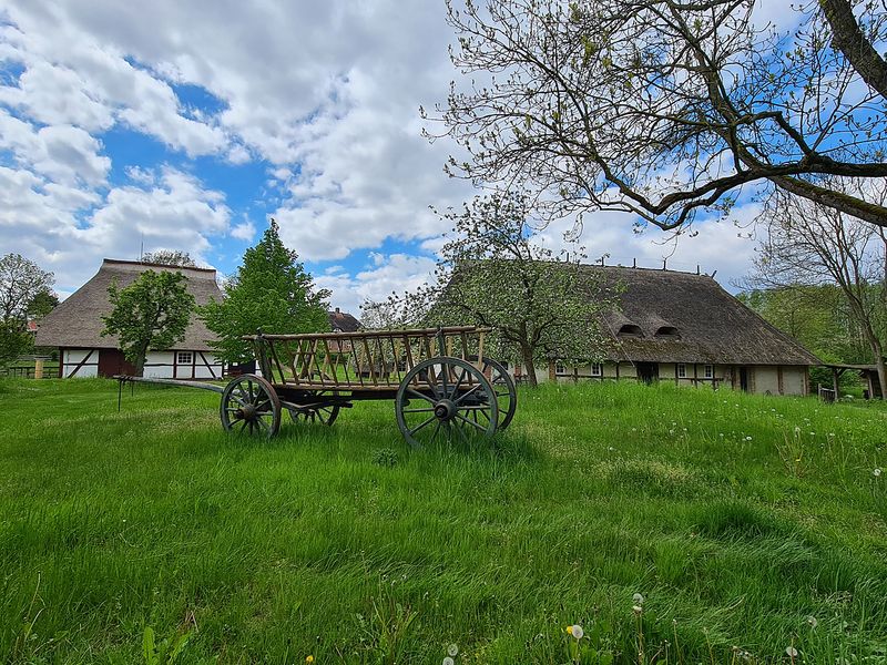 Bauernhäuser & Pfedewagen | © Fred Ingo Pahl