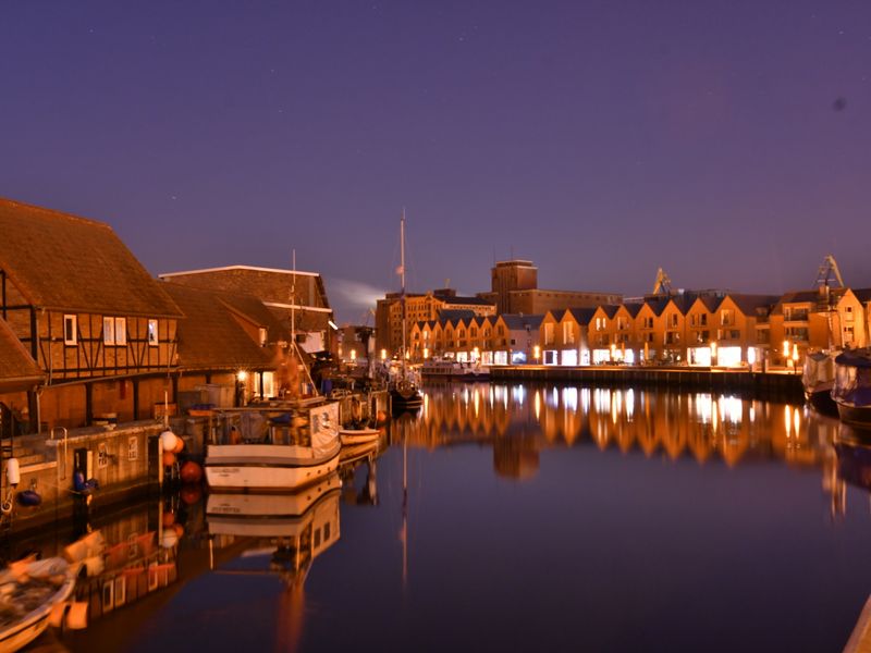 Stadthafen bei Nacht | © Jörg Pfand - stock.adobe.com