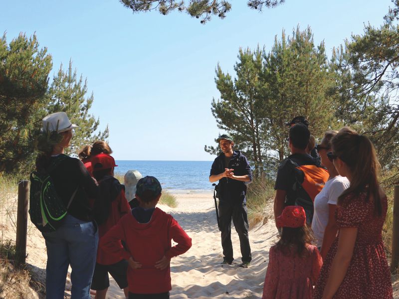 TIPP FÜR FAMILIEN: Strandentdecker in Karlshagen | © Strandführung_Gruppe 2.JPG