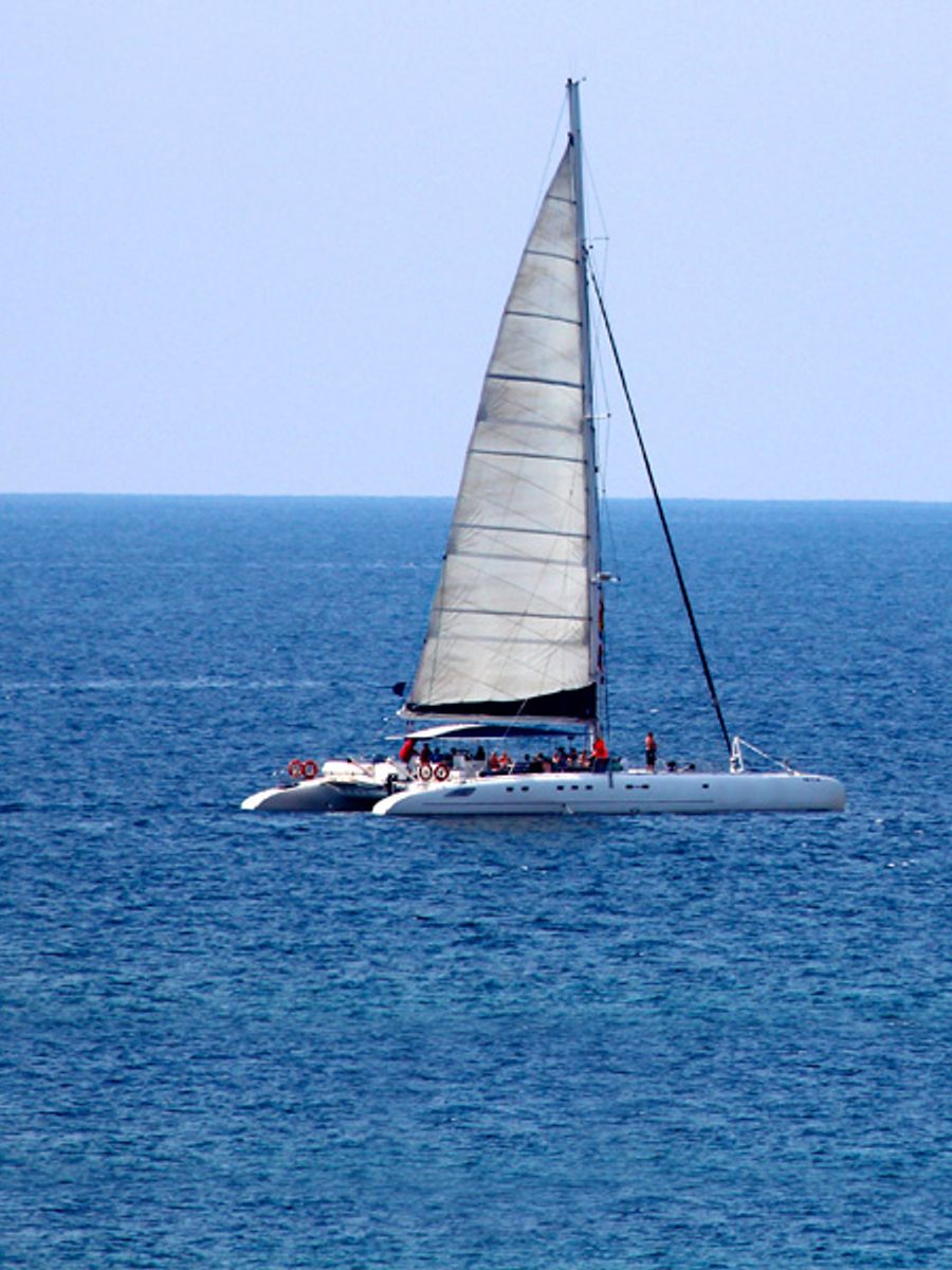 Katamaran auf der Ostsee vor Boltenhagen