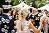 Gäste gratulieren dem Hochzeitspaar | © bilderstoeckchen - stock.adobe.com