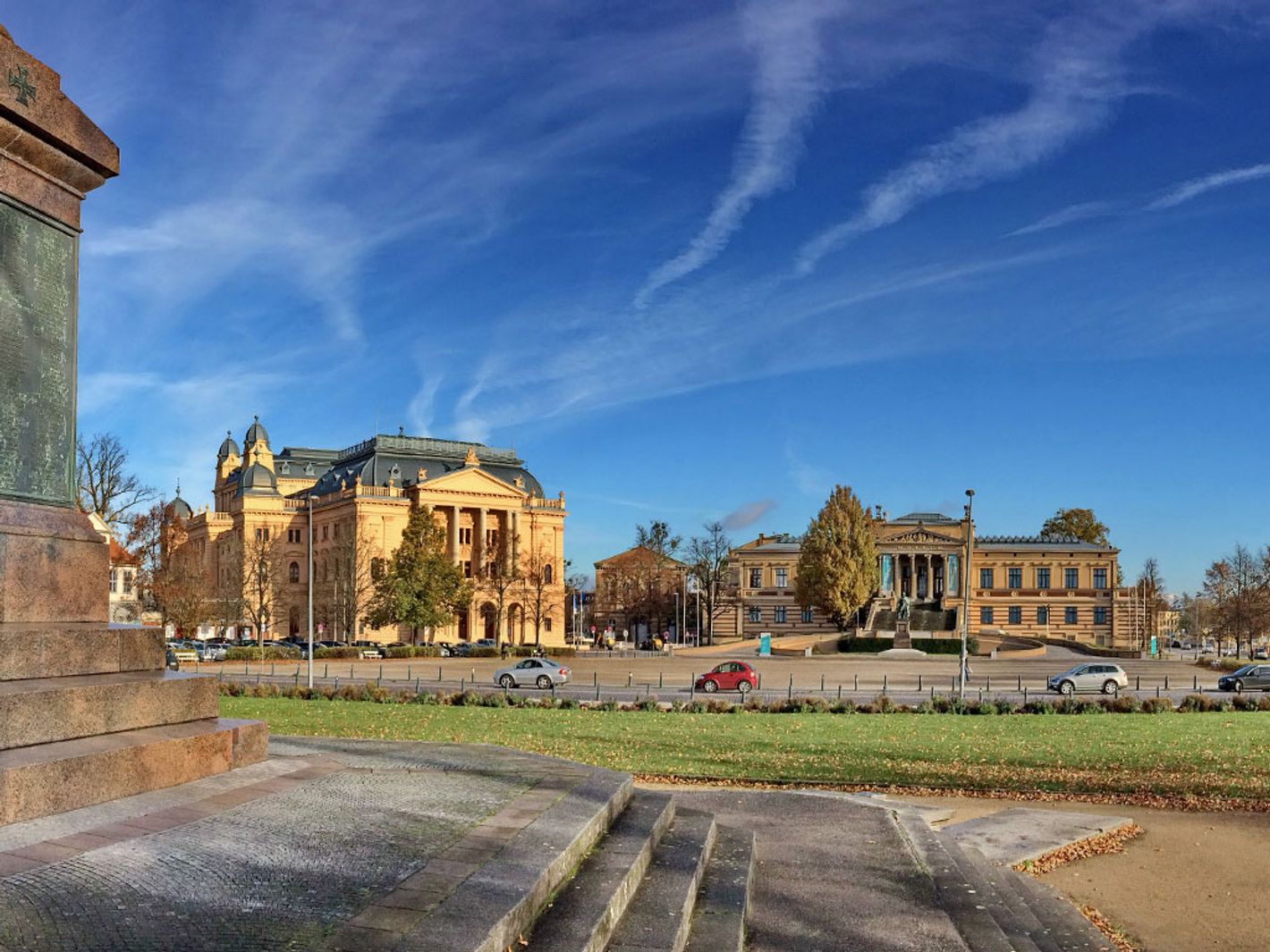 Alter Garten Schwerin mit Staatstheater (l.) und staatlichem Museum (r.)
