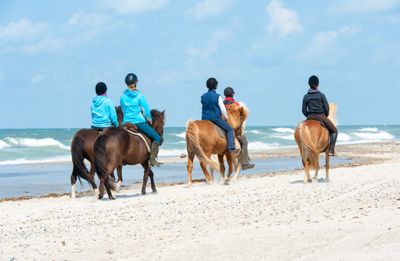 Ponyreiten am Strand | © Manok - stock.adobe.com