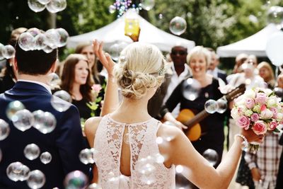 Gäste gratulieren dem Hochzeitspaar | © bilderstoeckchen - stock.adobe.com